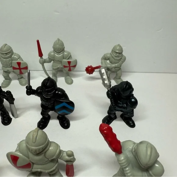 Red Box Mixed Lot of 12 Castle Knights Crusaders Black & Gray 2.75” Toy Figures - Picture 7 of 9